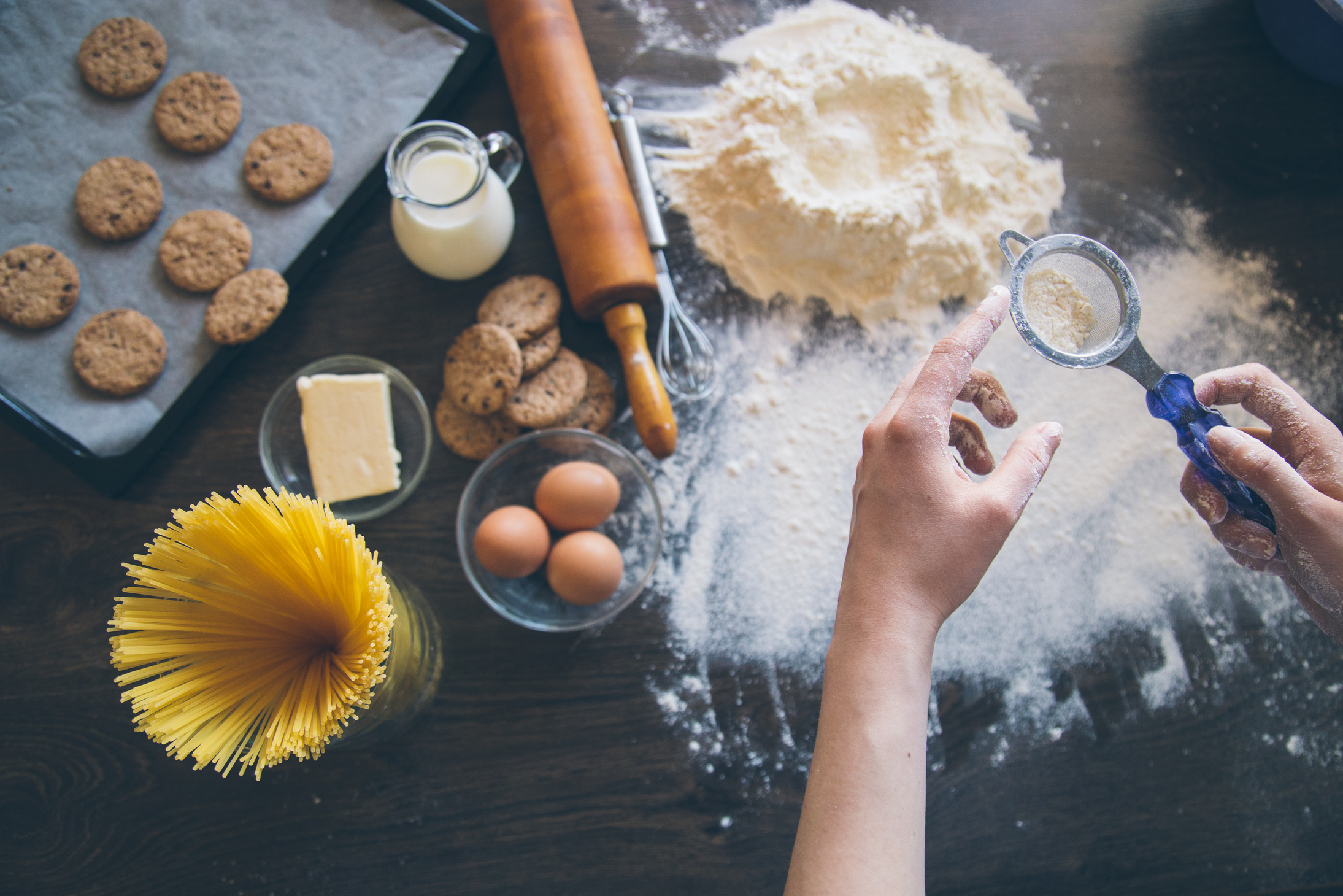 Flouring for mixing dough